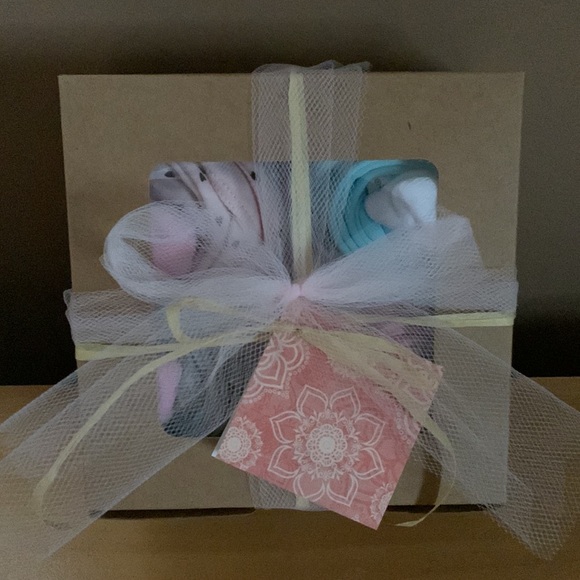 🧁Baby Girl Onesies & Socks “CUPCAKES!” Baby Girl Gift Set - 4ct Box - Picture 2 of 11